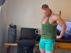 Bodybuilder jerking off