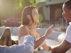 Большой член, Минет, Брюнетки, Поцелуи, На природе, Наездница, Бритые, Сиськи