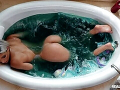 Cuarto de baño, Mamada, Estilo perrito, Atragantadas, Masturbación, Montar, Ducha, Tetas