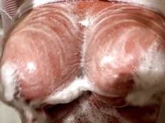 Lieveling, Grote mammen, Bruinharig, Rondborstig, Natuurlijke tieten, Douche, Alleen, Tieten likken