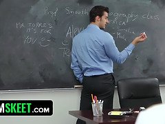 Grosse bite, Sucer une bite, Homme nu et filles habillées, Tir de sperme, Léchez, Seins naturels, Criant, Sous la jupe