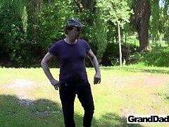 Grosse bite, Queue, En levrette, Grandpère, Embrassement, Léchez, Public, Chatte