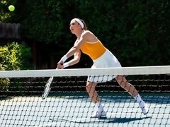 Lesbisch, Likken, Buiten, Geschoren, Sportoefening, Strippen, Tiener, Tieten likken