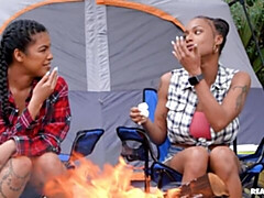 Брюнетки, Поцелуи, Лесбиянка, Лизание, Белье, На природе, Стриптизерша, Молоденькие