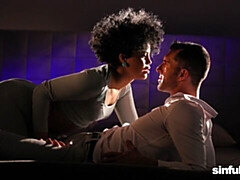 18 ans, Grosse bite, Gros seins, Sucer une bite, Brunette brune, En levrette, Fille latino, Maigrichonne