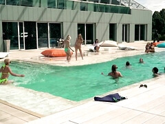 Pijpbeurt, Bruinharig, Rondborstig, Groepseks, Likken, Natuurlijke tieten, Kut duiken, Tieten likken