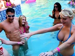 Grosser arsch, Grosse titten, Bikini, Blondine, Braunhaarige, Orgie, Pool, Jungendliche (18+)