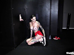 18 jahre, Grosse titten, Blasen, Braunhaarige, Schwanz, Handjob, Tätowierung, Jungendliche (18+)