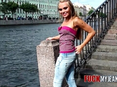 アナル, お尻, ブロンド, フェラチオ, 着衣女と全裸男, チン, ヨーロピアン, ジーンズ