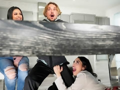 Gros seins, Sucer une bite, Brunette brune, En levrette, Doigter, Branlette thaïlandaise, Pov, Plan cul à trois