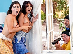 Gros cul, Grosse bite, Gros seins, Sucer une bite, En levrette, Le plan cul à quatre, Maigrichonne, Adolescente