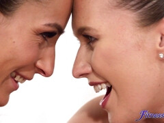 Bad, Grosse titten, Blondine, Europäisch, Piercing, Tätowierung, Flotter dreier, Titten