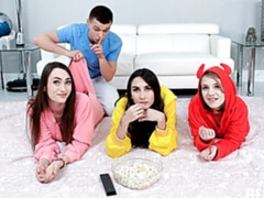 Sucer une bite, Frère, En levrette, Groupe, Rasée, Maigrichonne, Adolescente, Nénés