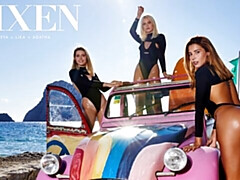 Gros cul, Grosse bite, Sucer une bite, En levrette, Le plan cul à quatre, Seins naturels, Adolescente, Nénés