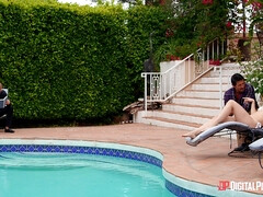 Arsch, Schlafzimmer, Blasen, Aufs gesicht abspritzen, Würgen, Pool, Schlampe, Titten