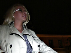 Enthousiasteling, Blond, Pijpbeurt, Lul, Brillen, Buiten, Kut duiken, Kousen