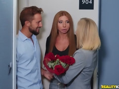 Grote mammen, Blond, Bedriegen, Hardcore, Man, Likken, Kut duiken, Tieten likken