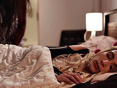 Chambre à dormir, Noire, Blonde, Brunette brune, Interracial, Léchez, Mamelons, Nénés