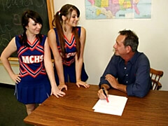 18 jaar, Grote kont, Grote lul, Grote mammen, Handbeurt, Likken, Mager, Tiener