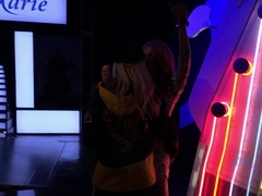 Enthousiasteling, Grote mammen, Blond, Vriendin, Masturbatie, Orgasme, Gezichtspunt, Roken