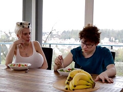 Grote lul, Grote mammen, Blond, Rijpe lesbienne, Realiteit, Kort haar, Stiefmoeder, Kousen