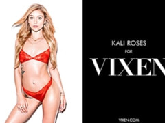 お尻, ブロンド, フェラチオ, バック, 手コキする, 剃毛, タトゥー, ティーン