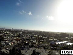 Hard, Seins naturels