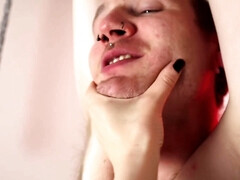 Amarrada, Garganta profunda, Dominación, Rostro sentado, Pies, Fetiche, Mamá, Orinar