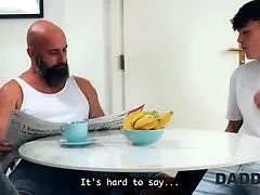 Bizarre, Brunette brune, Papa, Première fois, Petite amie, Hd, Seins naturels, Criant