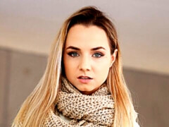 Amateur, Sucer une bite, Masturbation, Seins naturels, Rasée, Jarretelles, Adolescente, Nénés