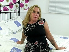 Blonde, Brunette brune, Gode, Lingerie, Masturbation, Mature, Maman, Chatte