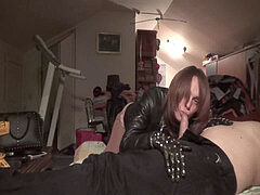 Amateur, Sucer une bite, Homme nu et filles habillées, Éjaculer dans la bouche, Gants, Cuir