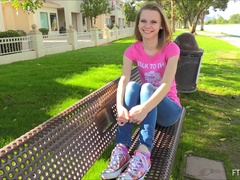 Dichtbij, Jurk, Hakken, Masturbatie, Orgasme, Openbaar, Alleen, Onder de rok