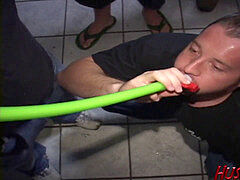 Sucer une bite, Brunette brune, Éjaculer dans la bouche, Défloration, Doigter