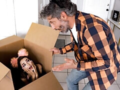 18 ans, Sucer une bite, Brunette brune, En levrette, Seins naturels, Maigrichonne, Adolescente, Nénés