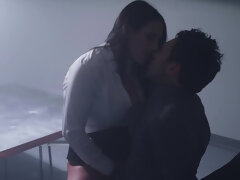 In den arsch, Blasen, Braunhaarige, Spermaladung, Hundestellung, Hd, Natürlichen titten, Tätowierung