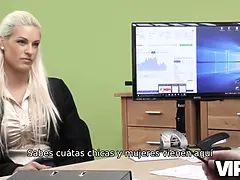 Vip4k. la rubia tetona blanche se entrega al agente de crédito en la oficina