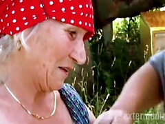 Grote kont, Grote mammen, Blond, Sperma in mond, Diep in de keel, Handbeurt, Buiten, Kut duiken