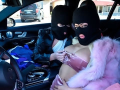 Grote kont, Grote mammen, 1 man 2 vrouwen, Vingeren, Likken, Moeder die ik wil neuken, Strippen, Tieten likken