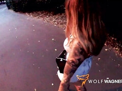 Leie, Blasen, Sperma im mund, Brille, Pov, Öffentlich, Tätowierung, Titten
