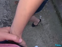 Arsch, Braunhaarige, Würgen, Handjob, Indisch, Im freien, Öffentlich, Hintern versohlen