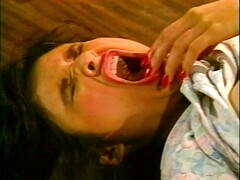 Gros seins, Sucer une bite, Brunette brune, Tir de sperme, Orgie, Plan cul à trois, Rétro ancien