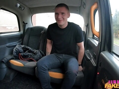 Tussi, Grosser schwanz, Grosse titten, Vollbusig, Auto, Muschi, Tätowierung, Titten