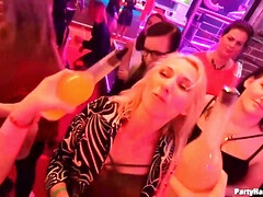 Blonde, Brunette brune, Groupe, Hd, Interracial, Mère que j'aimerais baiser, Naturelle, Public