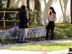 Amerikanisch, Braunhaarige, Handjob, Küssen, Lecken, Piercing, Öffentlich, Muschi