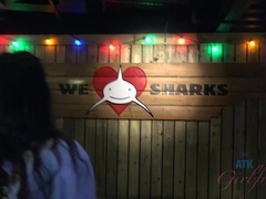 Cul, Sucer une bite, Brunette brune, Petite amie, Rasée, Maigrichonne, Dénudage, Allumeuse