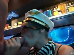 衣服着たままセックス, ダンス, 手コキする, 異人種間, なめる, オージー, パーティ, フェラする