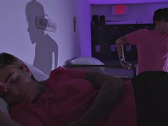 Любители, Одетые девушки голые парни, Семяизвержение, Дилдо, Общежитие, Женское доминирование, Белье, Страпон