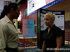 Gros seins, Blonde, Sucer une bite, Mère que j'aimerais baiser, Bureau, Actrice du porno