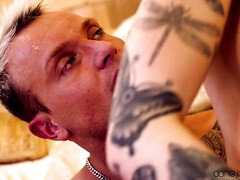 ベッドルーム, デカチン, フェラチオ, 茶髪の, 顔射, オナニー, ピアス, タトゥー